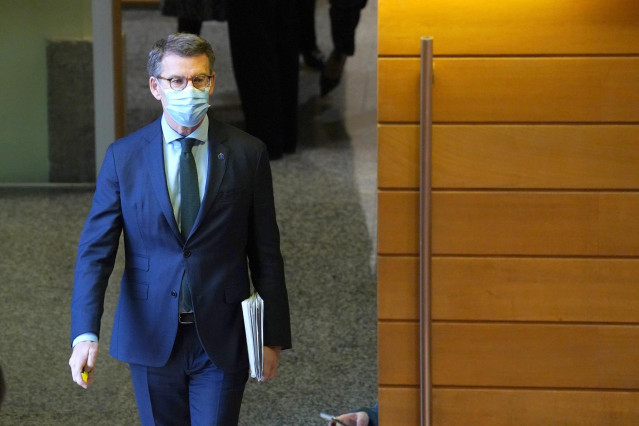 El presidente de la Xunta de Galicia, Alberto Núñez Feijóo, a su llegada a una sesión de control en el Parlamento de Galicia, a 23 de febrero de 2022, en Santiago de Compostela, A Coruña, Galicia (España).