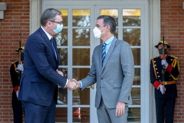 El presidente de la República de Serbia, Aleksandar Vucic (i), es recibido por el presidente del Gobierno, Pedro Sánchez (d), en el Palacio de la Moncloa, a 23 de febrero de 2022, en Madrid (España).