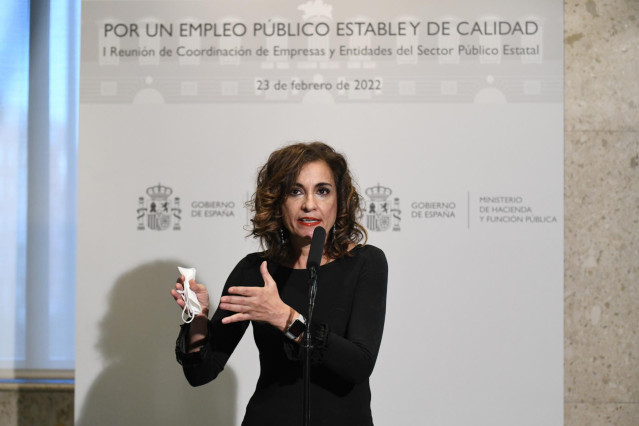La ministra de Hacienda y Función Pública, Maria Jesús Montero, ofrece declaraciones a los medios de comunicación antes de presidir la I Reunión de Coordinación de Empresas y Entidades del Sector Público Estatal.