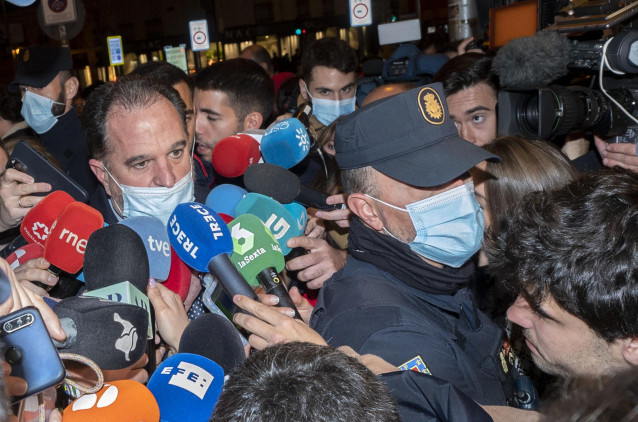 El presidente del PP del País Vasco, Carlos Iturgaiz, ofrece declaraciones a los medios de comunicación a su llegada a la sede de Génova, a 23 de febrero de 2022, en Madrid (España).