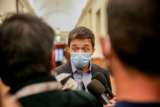 El líder de Más País, Íñigo Errejón, ofrece declaraciones a los medios de comunicación tras su salida de una sesión plenaria en el Congreso de los Diputados, a 22 de febrero de 2022, en Madrid (España).