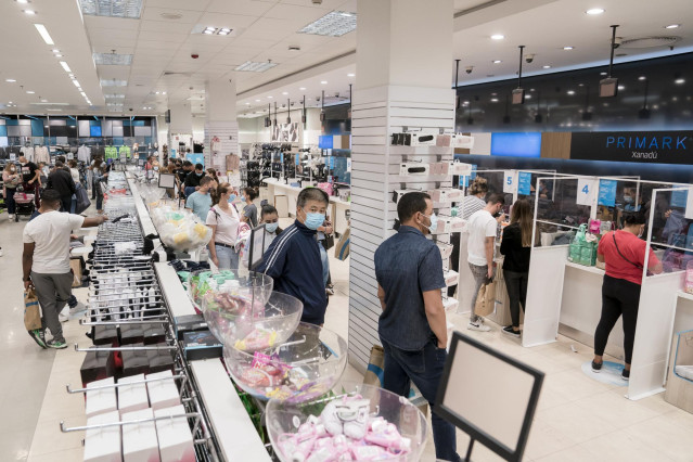 Archivo - Varias personas en Primark del parque comercial Xanadú, en una imagen de archivo.