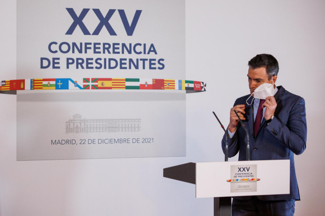 Archivo - El presidente del Gobierno, Pedro Sánchez, se quita la mascarilla durante la Conferencia de Presidentes extraordinaria celebrada en el  Senado, a 22 de diciembre de 2021, en Madrid, (España). La reunión se ha convocado para abordar la situación