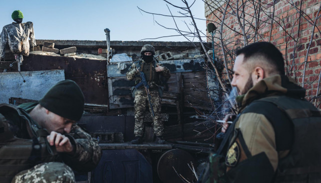Tres soldados ucranianos en una posición de vigilancia en un pueblo cercano a la línea de contacto.