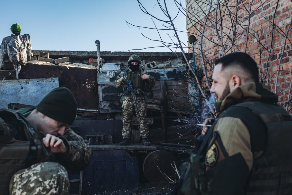 Tres soldados ucranianos en una posición de vigilancia en un pueblo cercano a la línea de contacto.