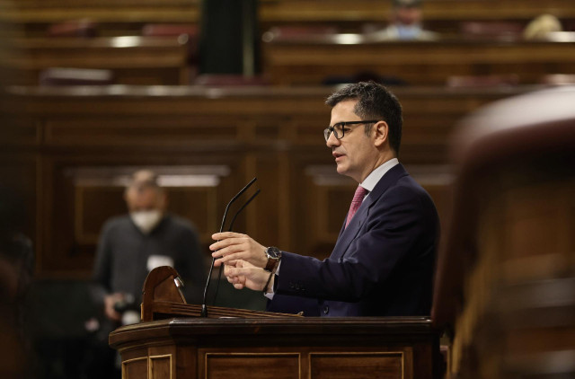 El ministro de la Presidencia, Félix Bolaños, interviene en una sesión plenaria, en el Congreso de los Diputados, a 23 de febrero de 2022, en Madrid (España).