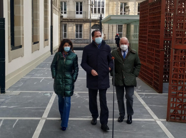 Iturgaiz (en el centro de la imagen), a su llegada al Parlamento Vasco