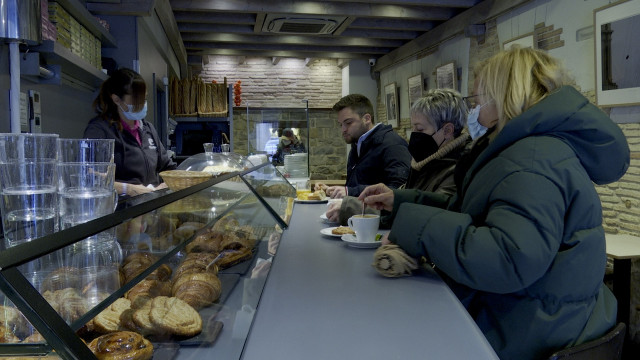 Varios clientes toman su consumición en la barra de un bar en Pamplona.