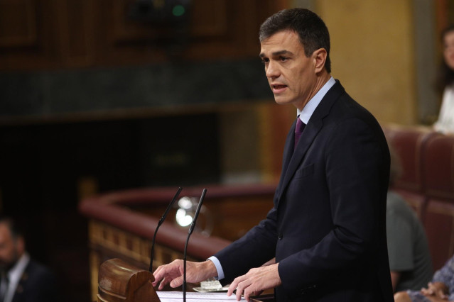 Archivo - El presidente del Gobierno, Pedro Sánchez, en la tribuna de oradores del Congreso.