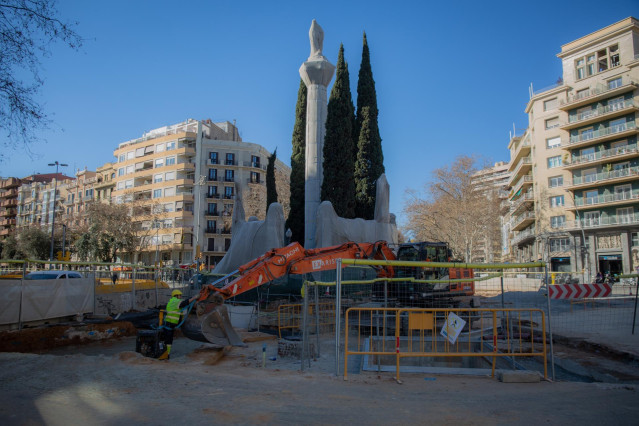 Un obrero en la calle Avenida Diagonal con Paseo de Sant Joan