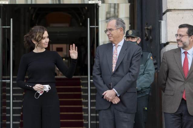La presidenta de la Comunidad de Madrid, Isabel Díaz Ayuso y el consejero de Educación, Universidades y Ciencia y portavoz del Gobierno regional, Enrique Ossorio, durante un minuto de silencio en el homenaje a las víctimas del barco pesquero Villa de Pita