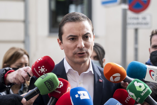 El secretario general del PSOE en Madrid, Juan Lobato, ofrece declaraciones a los medios, a su llegada a la Fiscalía Anticorrupción para la ampliación de la denuncia sobre los contratos al hermano de la presidenta de la Comunidad de Madrid, en la Fiscalía