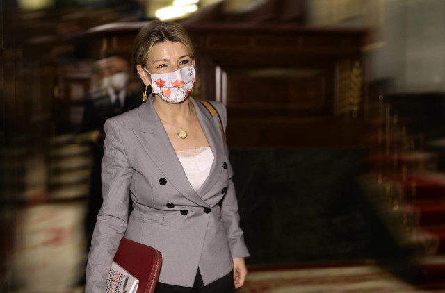 La vicepresidenta segunda y ministra de Trabajo y Economía Social, Yolanda Díaz, en una sesión plenaria, en el Congreso de los Diputados, a 23 de febrero de 2022, en Madrid (España).