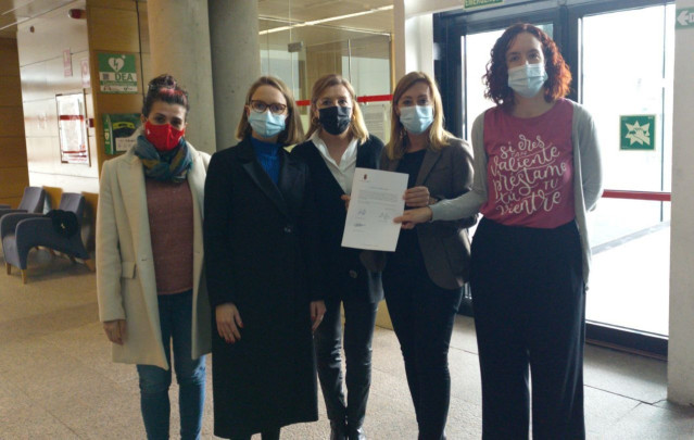 La diputada de Unidas Podemos en la Asamblea Vanessa Lillo, la portavoz de Unidas Podemos, Carolina Alonso, la diputada del PSOE Marta Bernardo y la portavoz adjunta de Más Madrid,María Pastor, registran una comisión en la Asamblea de Madrid.