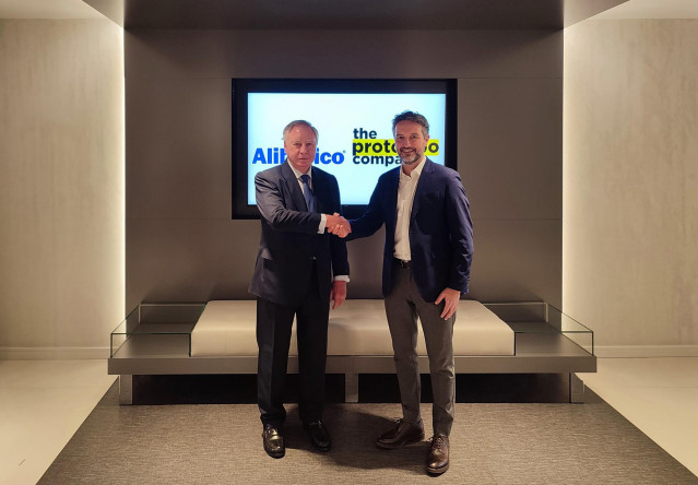 El presidente de Alibérico, Clemente González Soler y el consejero delegado de TPC, Jeffrey Sújar, en la firma del acuerdo de integración de ambas compañías.
