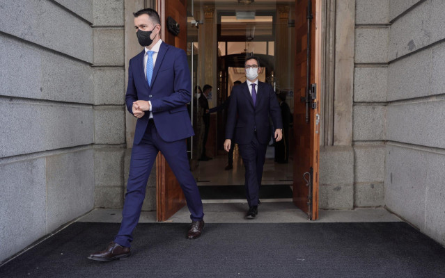 Archivo - El portavoz del PSOE, Héctor Gómez, y el ministro de la Presidencia, salen del Congreso