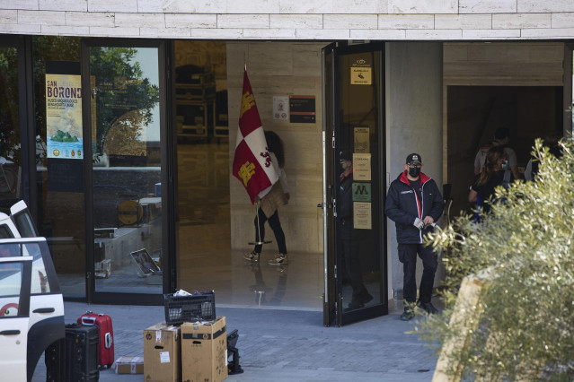 Operarios recogen las banderas de la comunidades en las inmediaciones del Museo Arqueológico Benahoarita donde se iba a celebrar la conferencia de Presidentes autonómicos, en Los Llanos de Aridane, a 24 de febrero de 2022, en La Palma, Canarias, (España).