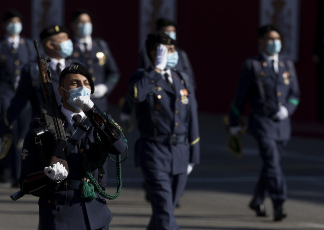 Archivo - Paracaidistas durante el desfile militar en el Día de la Hispanidad