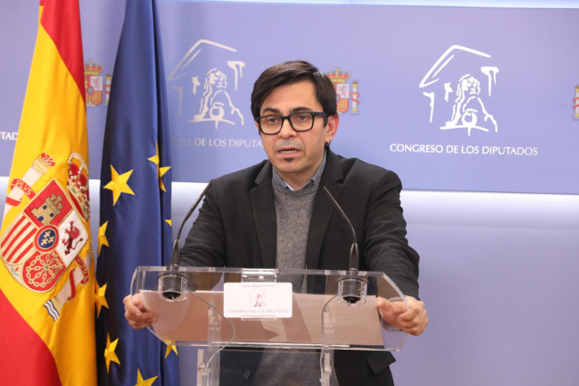 Archivo - El diputado de En Comú Podem y secretario primero de la Mesa del Congreso, Gerardo Pisarello, ofrece una rueda de prensa en el Congreso de los Diputados, a 17 de noviembre de 2021, en Madrid (España).