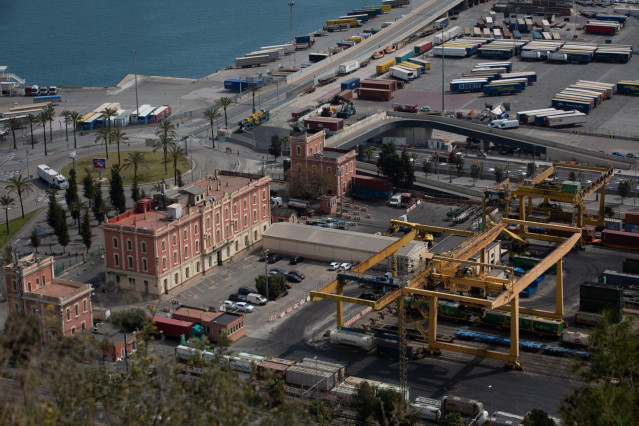 Archivo - Vista general del muelle de descarga del Puerto de Barcelona, en Cataluña (España).