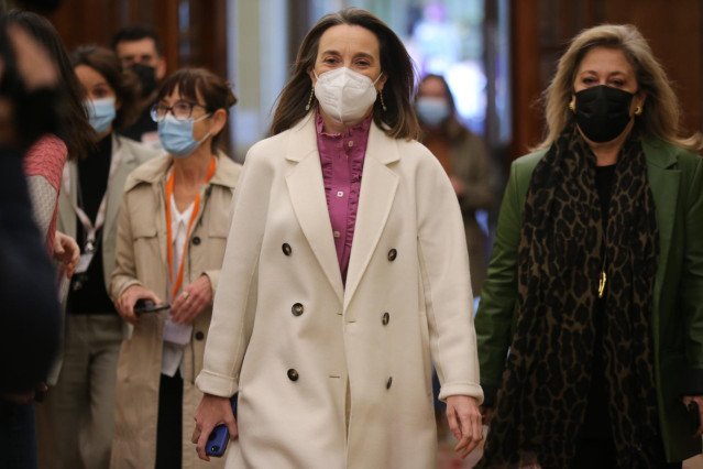 La portavoz del PP en el Congreso, Cuca Gamarra (c), a su llegada a una sesión plenaria, en el Congreso