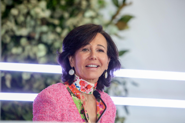 La presidenta del Grupo Santander, Ana Botín, comparece en una rueda de prensa para presentar los resultados de la entidad en 2021, a 2 de febrero de 2022, en Boadilla del Monte, Madrid (España).
