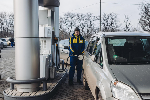 Una persona pone gasolina a su vehículo en Kramatorsk, situado en el óblast de Donetsk, en la región de Donbass, en Kramatorsk (Ucrania).