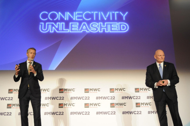 El director general de la GSMA, Mats Granryd (i) y el CEO de la GSMA, John Hoffman (d), comparecen en una imagen de archivo