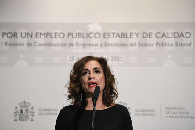 La ministra de Hacienda y Función Pública, Maria Jesús Montero, ofrece declaraciones a los medios de comunicación antes de presidir la I Reunión de Coordinación de Empresas y Entidades del Sector Público Estatal en la Fábrica Nacional de Moneda y Timbre,