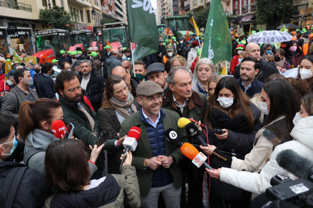 El eurodiputado de Vox Jorge Buxadé atiende a los medios en València