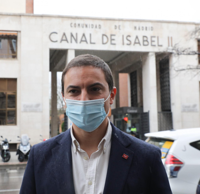 El secretario general del PSOE de Madrid, Juan Lobato, a su llegada a una reunión con trabajadores del Canal de Isabel II, en la puerta de las Oficinas del Canal de Isabel II, a 25 de febrero de 2022, en Madrid (España). Durante este encuentro, que forma