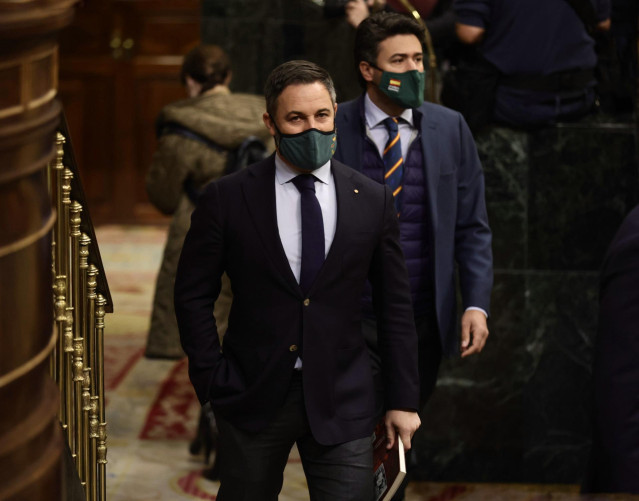 El líder de Vox, Santiago Abascal (i), a su llegada a una sesión plenaria en el Congreso de los Diputados
