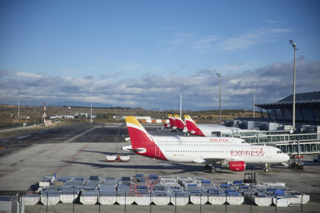 Archivo - Varios aviones de Iberia en el aeropuerto Adolfo Suárez, Madrid-Barajas, en Madrid (España).