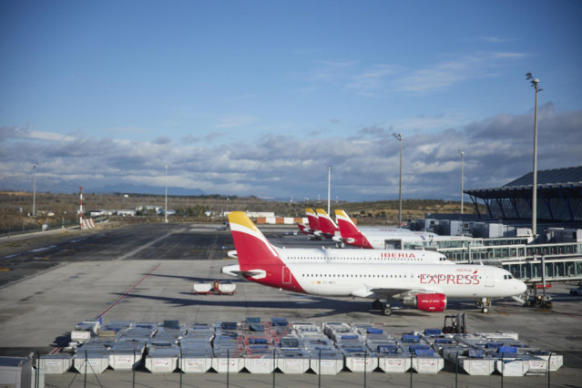 Archivo - Varios aviones de Iberia en el aeropuerto Adolfo Suárez, Madrid-Barajas, en Madrid (España).