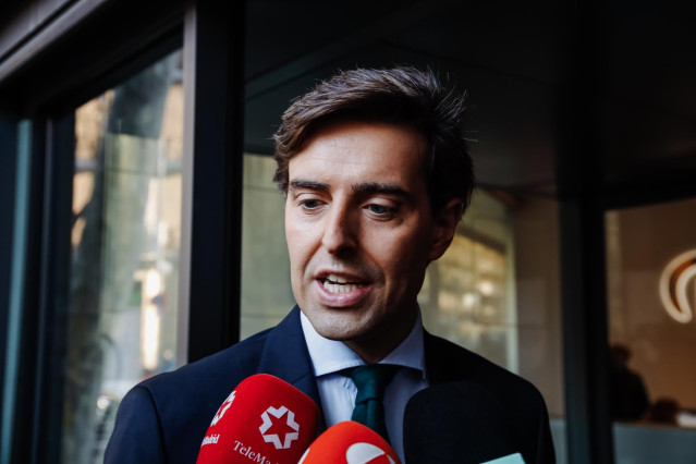 El vicesecretario de Comunicación del PP, Pablo Montesinos, responde a los medios a su llegada a la sede de Génova para participar en el Comité de Dirección de la formación, a 21 de febrero de 2022, en Madrid (España).