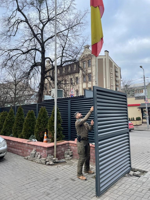 Un miembro de las fuerzas de seguridad en la embajada española en Ucrania a 25 de febrero