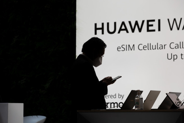 Archivo - Un asistente utiliza un teléfono móvil en las instalaciones de la segunda jornada de la XIV edición del Mobile World Congress (MWC 2021) en el recinto Gran Via de Fira de Barcelona, a 29 de junio de 2021, en L'Hospitalet de Llobregat, Barcelona,