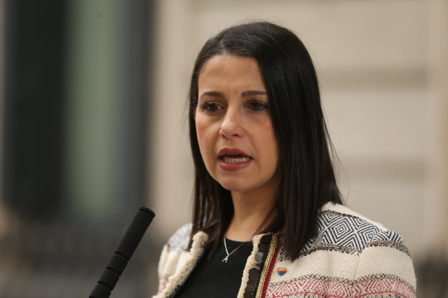 La líder de Cs, Inés Arrimadas, responde a los medios al mismo tiempo que se celebra una sesión plenaria, en el Congreso de los Diputados, a 24 de febrero de 2022, en Madrid (España).