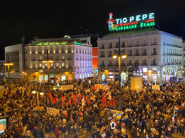 La Plataforma OTAN No Madrid en la Puerta del Sol para exigir la no intervención del gobierno español en el conflicto Rusia-Ucrania y el cese de la OTAN.