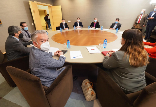 El candidato de Soria ¡Ya!, Ángel Ceña (1i), se reúnen con el candidato del PP, a la Presidencia de la Junta, Alfonso Fernández Mañueco (4i).