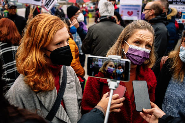 La secretaria de Organización de Podemos, Lilith Verstrynge, y la portavoz de Podemos en la Asamblea de Madrid, Carolina Alonso, atienden a los medios en una manifestación para exigir que se paralice la tramitación de la Ley Ómnibus.