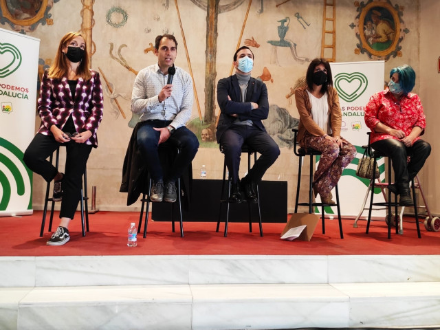 Los coportavoces andaluces de Unidas Podemos (UP), Martina Velarde y Toni Valero, y del ministro de Consumo y coordinador federal de Izquierda Unida, Alberto Garzón.