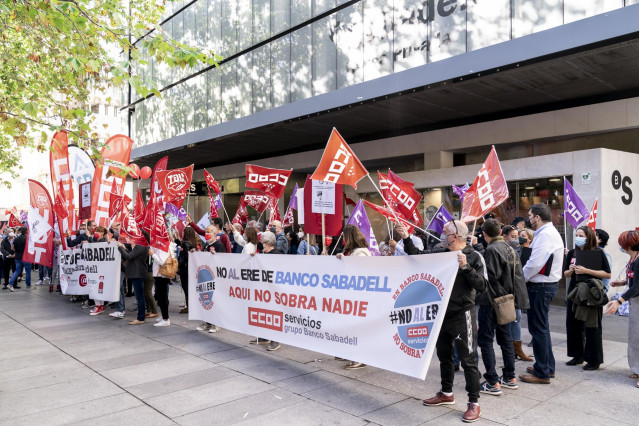 Archivo - Un grupo de empleados del Banco Sabadell durante una concentración contra el ERE de la empresa en octubre de 2021