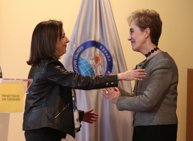 Archivo - La ministra de Defensa, Margarita Robles, con la directora del Centro Nacional de Inteligencia (CNI), Paz Esteban en un acto en 'La Casa'