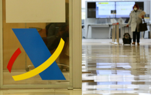 Archivo - Logotipo de la Agencia Tributaria en una mampara en una Oficina de dicha agencia, en Guzmán El Bueno.