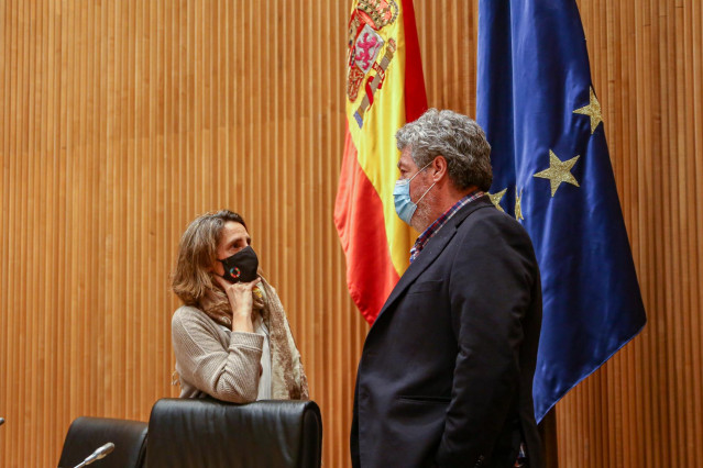 Archivo - La vicepresidenta cuarta del Gobierno y ministra para la Transición Ecológica y el Reto Demográfico, Teresa Ribera (i), y el presidente y portavoz de la Comisión de Transición Ecológica, Juantxo López de Uralde (d),