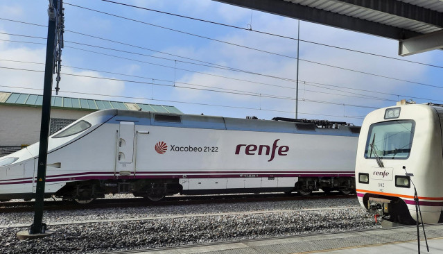 Archivo - Tren AVE con la insignia del Xacobeo.
