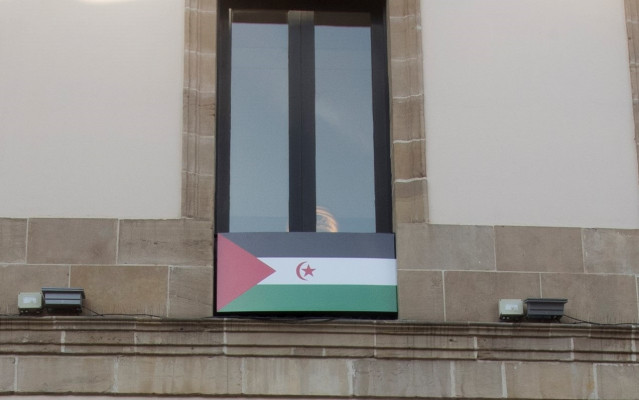 El Parlamento Vasco coloca la bandera de la RASD en la fachada