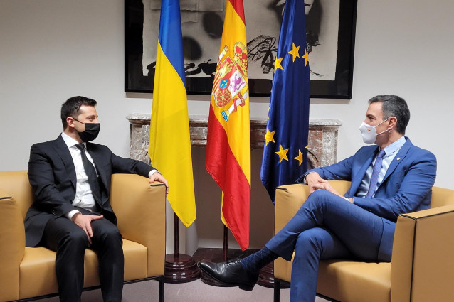 Archivo - El presidente del Gobierno, Pedro Sánchez, y el mandatario de Ucrania, Volodimir Zelenski
