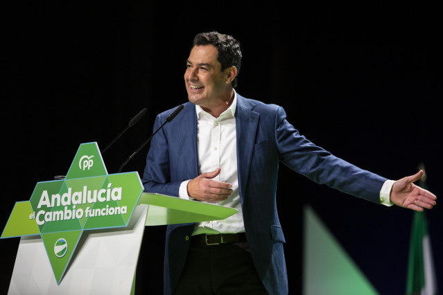 Archivo - El presidente del PP-A y presidente de la Junta de Andalucía, Juanma Moreno, durante su intervención en la clausura del XVI Congreso Autonómico del PP de Andalucía (Noviembre de 2021). (Foto de archivo).